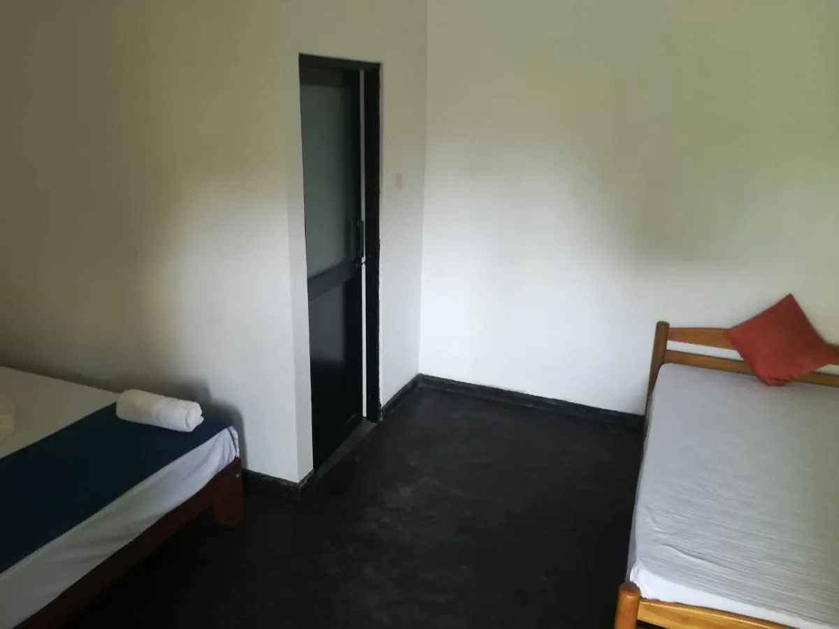 Hotel Star White - Negombo Kudapaduwa 3*,