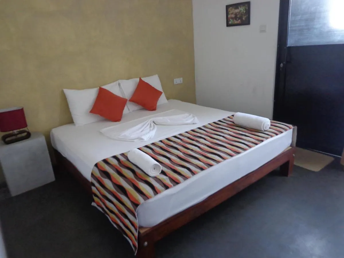 Hotel Star White - Negombo Kudapaduwa